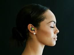 Lady wearing Nēsos earbud